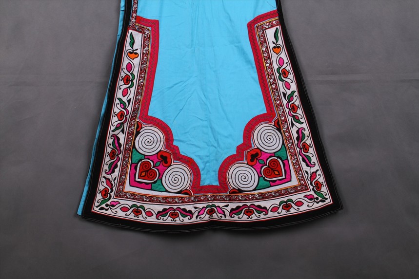 彝族贴绣虎头纹女上衣