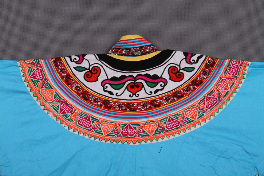 彝族贴绣虎头纹女上衣