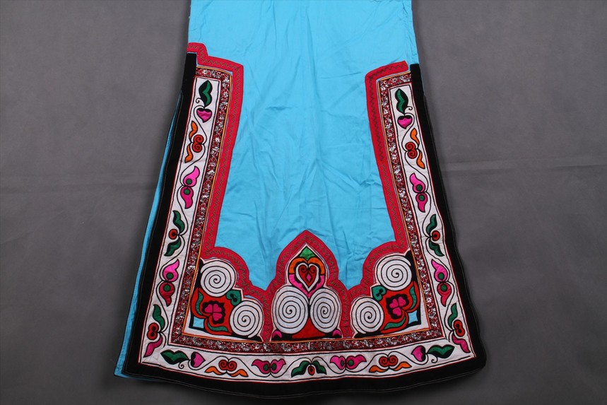 彝族贴绣虎头纹女上衣