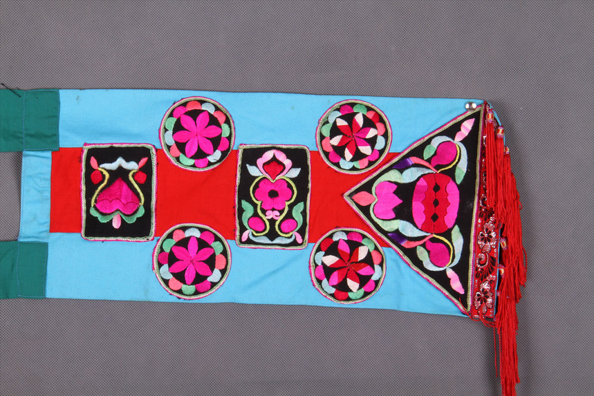 彝族平绣牡丹花纹头帕