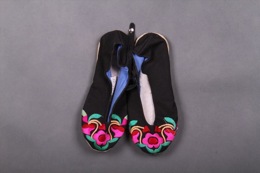 彝族平绣牡丹花面布鞋