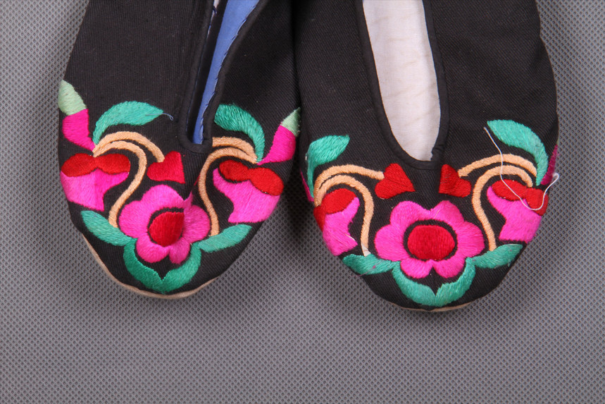 彝族平绣牡丹花面布鞋