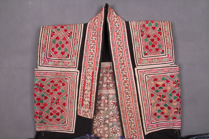 黔西苗族平绣田园八瓣花纹无袖女衣