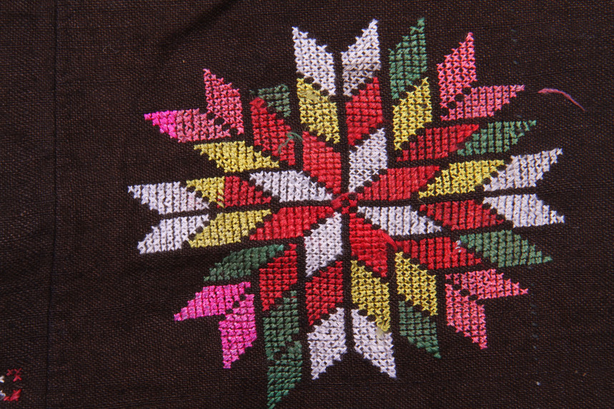 大方苗族挑绣八角花围腰