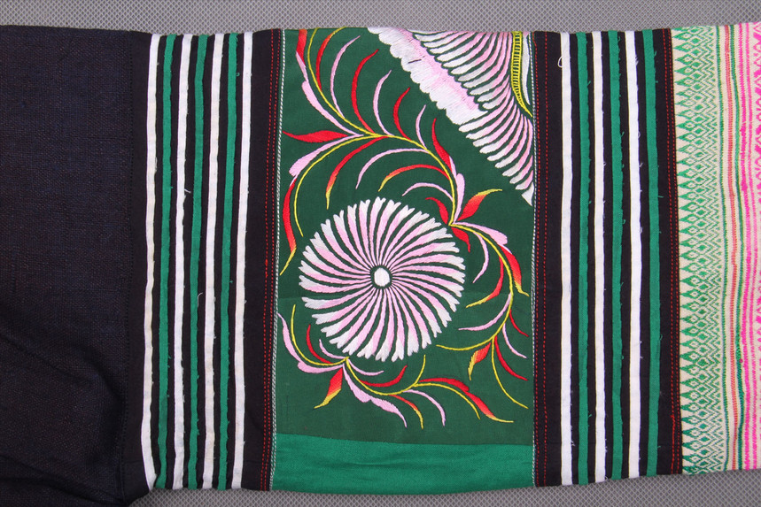 纳雍苗族平绣蝴花纹女上衣