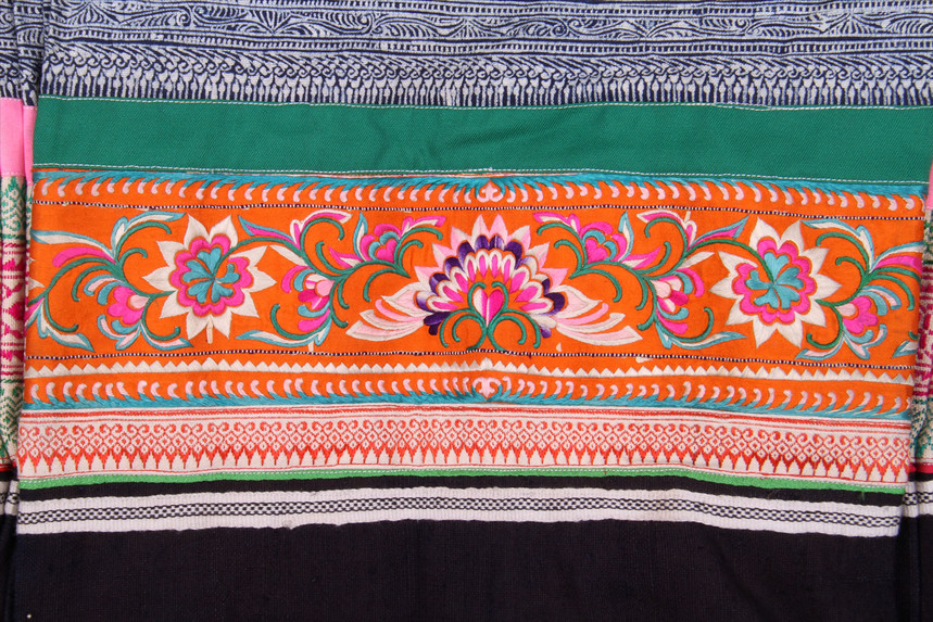 纳雍苗族平绣缠枝莲花纹褶裙