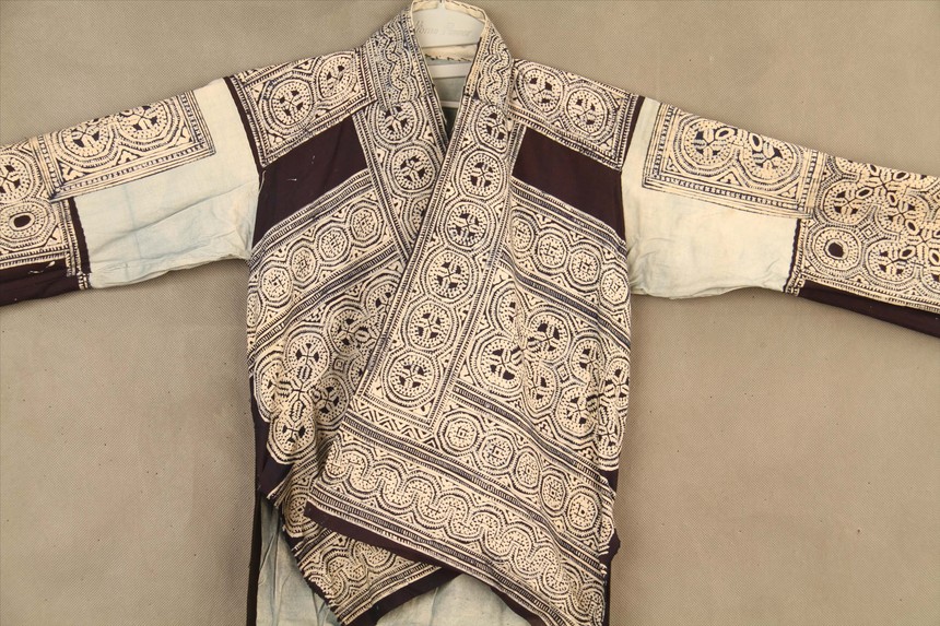 现代苗族蜡染挑绣城堡纹女上衣