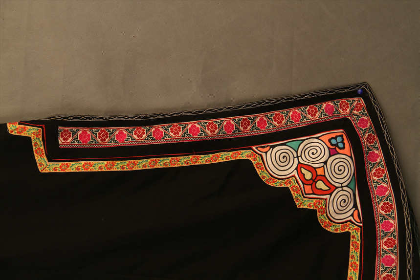 现代彝族贴绣虎头纹女上衣