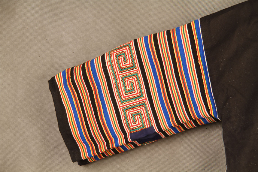 现代苗族贴绣几何纹女上衣