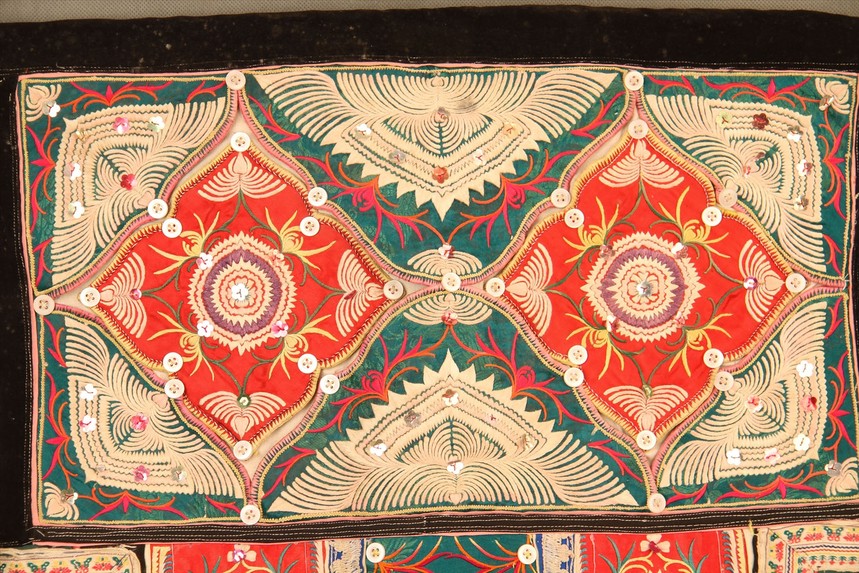 现代苗族平绣蝴蝶纹背扇