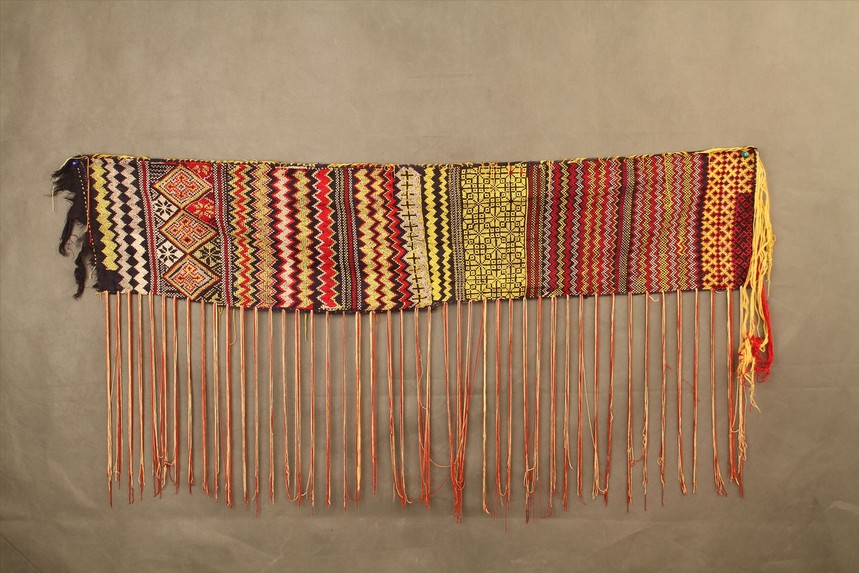 现代苗族挑绣锯齿纹头帕