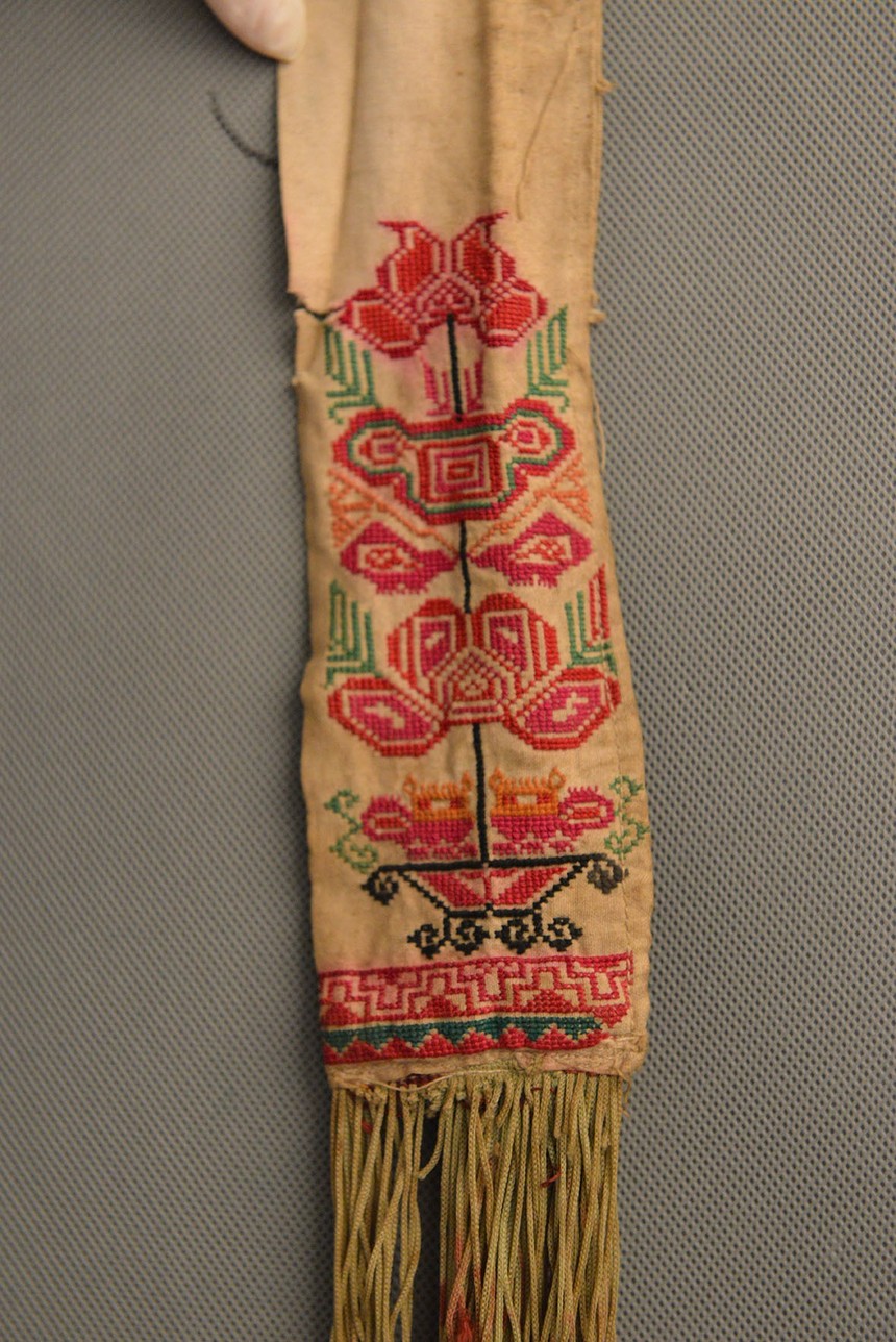 回族带银牌刺绣围腰