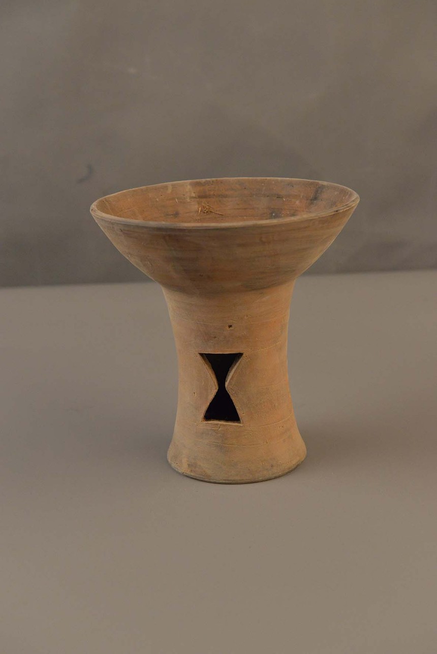 汉代镂空带耳陶豆复制品