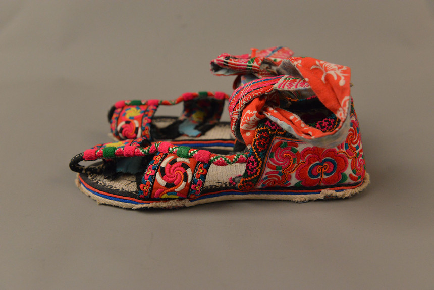 布依族绣花鞋一双
