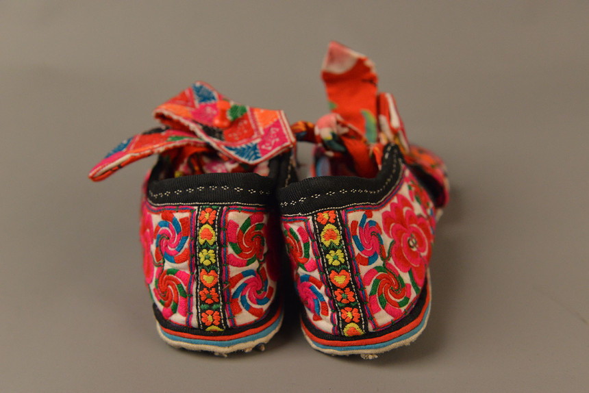 布依族绣花鞋一双