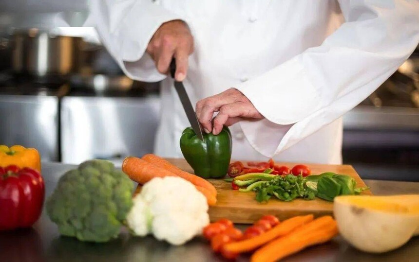 成人厨师短期培训班多少钱，家庭厨艺烹饪短期班学费多少钱？