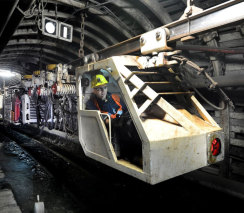 懸掛式國III安標標準內燃機車柔性制造系
