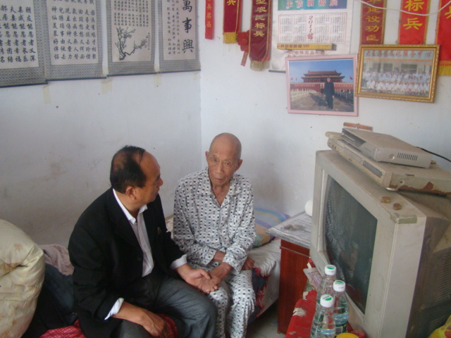 图二：曾召龙语重心长的嘱咐长子曾献忠要接过自己的担子，继续投身社会公益事业。.jpg