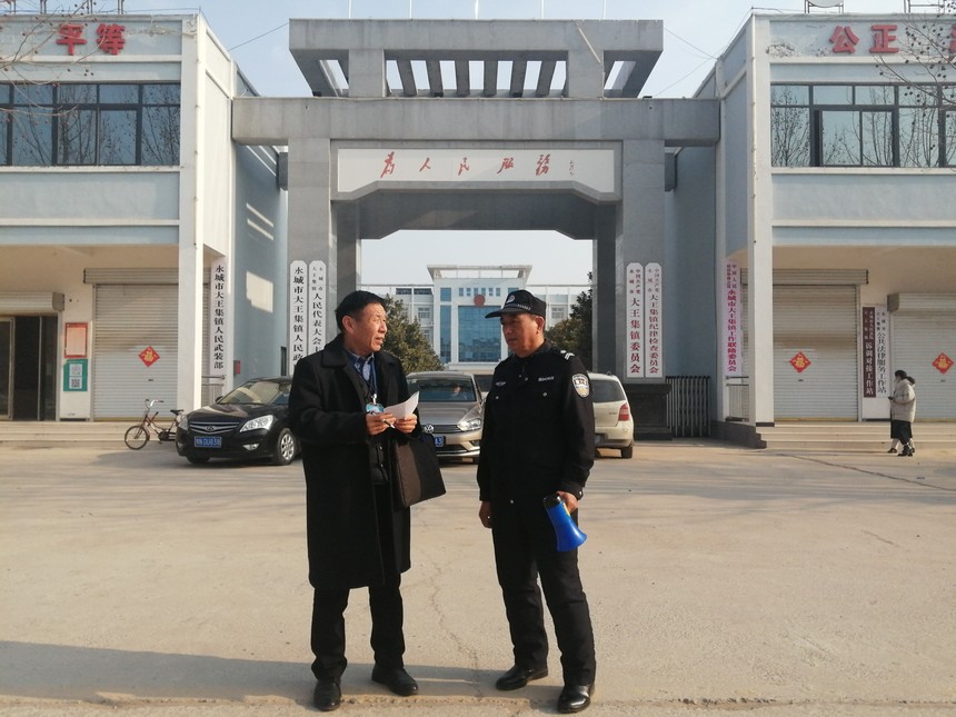 图三：永城市大王集镇无私奉献标兵曾献忠正在接受记者专题采访。.jpg