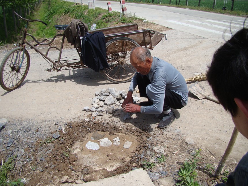 图四：曾召龙正在义务修路。.jpg