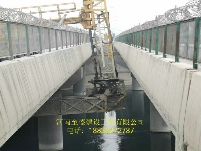 河南至盛建设裂缝修补桥检车施工.jpg