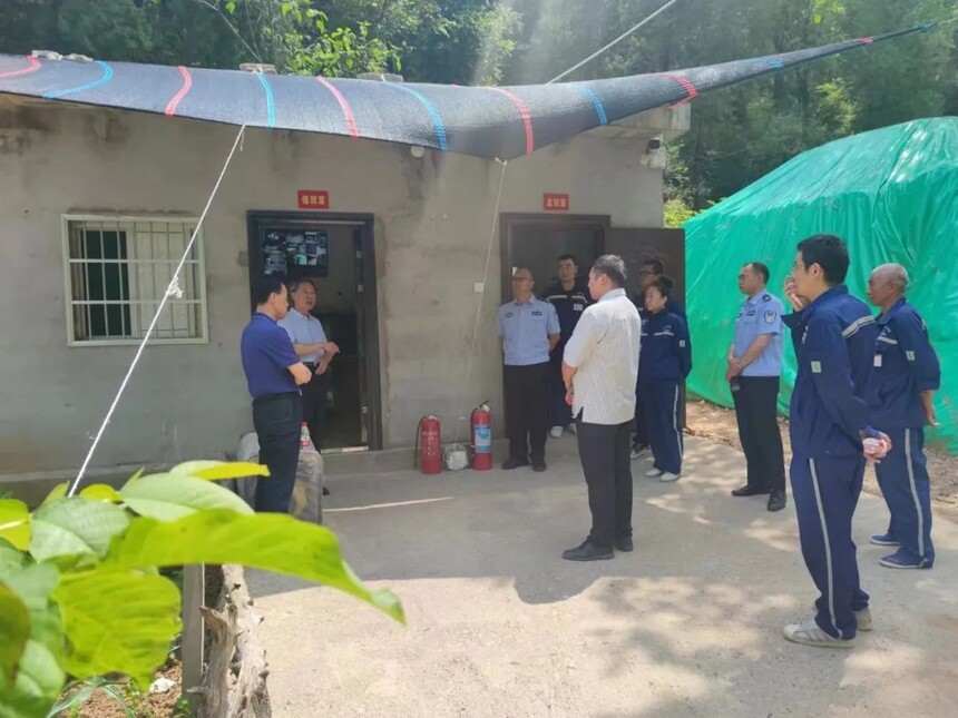 1690096717558014.jpg 洛南县副县长、公安局局长秦立争调研爆破公司民爆储存库房.jpg