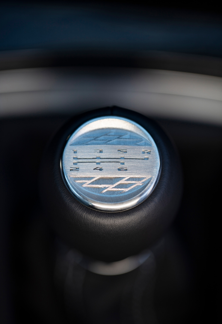 SMALL_V-Series-Blackwing-Shifter-Knob.jpg