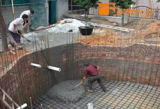 池壁扎好钢筋以后开始砌模板