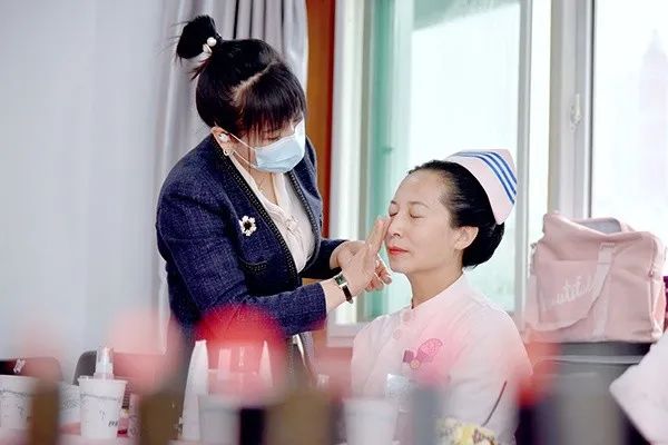 玫琳凯走进省儿童医院“扮靓最美白衣天使”