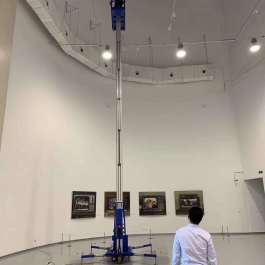 義烏市某大型展覽館訂購(gòu)的鋁合金升降機(jī)