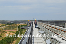 安裝完成的SMC鐵路電纜槽延綿數(shù)公里