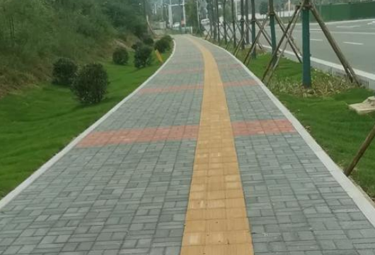 多彩生态透水砖铺设的路面效果图 多彩生态透水砖铺设的路面效果图