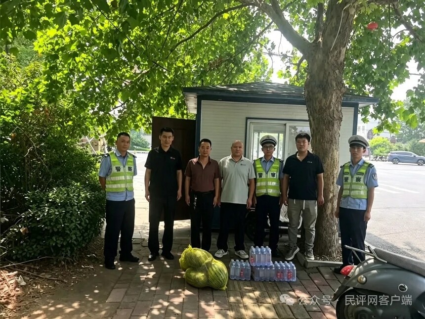 1785985978467099.jpg 交警.jpg
