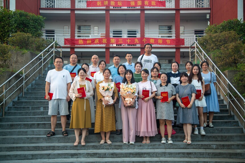 矢志不渝  为党育人  躬耕教坛  强国有我 -------九江市民办晨光中学