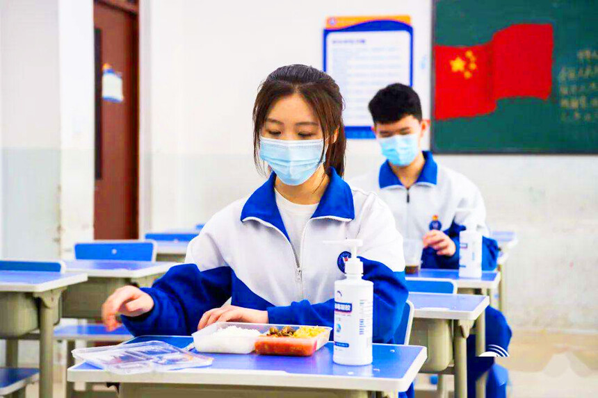 1747104370851646.jpg 學生就餐.jpg