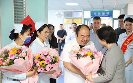 �ƻ�ѧԺ�쵼��פ�����е�һ����ҽԺ��չ��5��12����ʿ��ο�ʻ