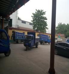 等候的運(yùn)麥車(chē)輛