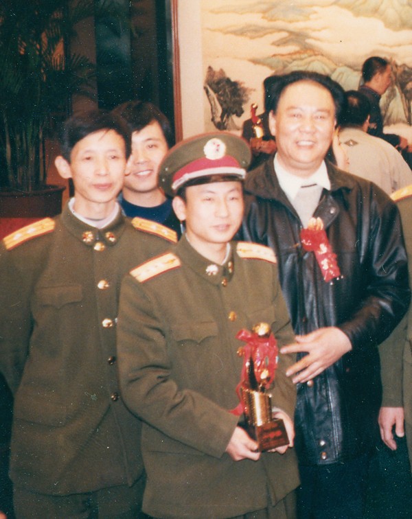 1995年11月中南海17号楼颁奖典礼现场合影从左至右李西岳、刘金星、古月.jpg