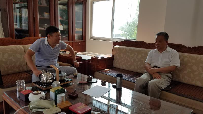 与原林业部副部长李玉才讨论首届油用牡