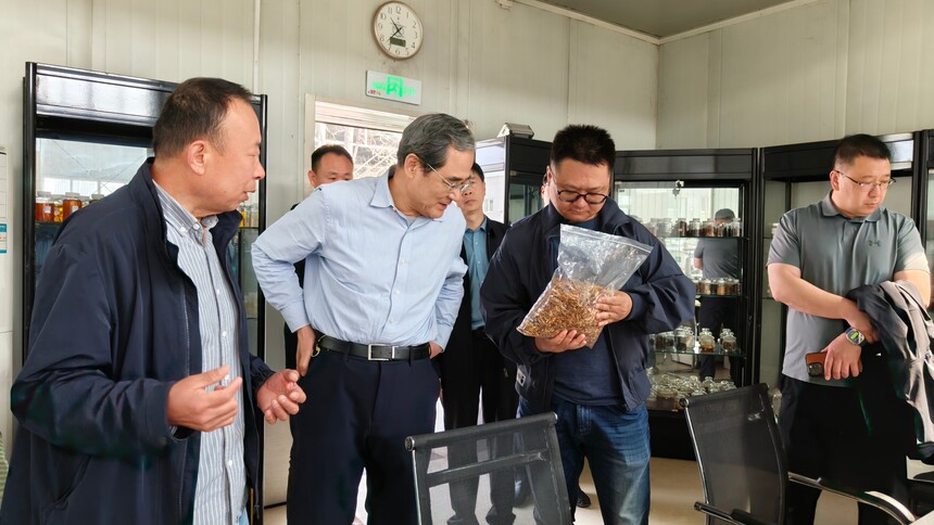 蒋剑春院士在亚临界萃取实验室