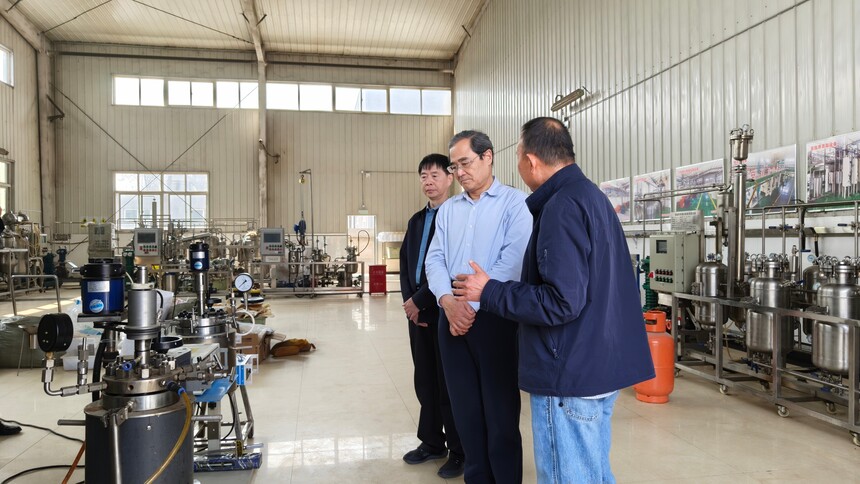 蒋剑春院士在亚临界萃取实验室