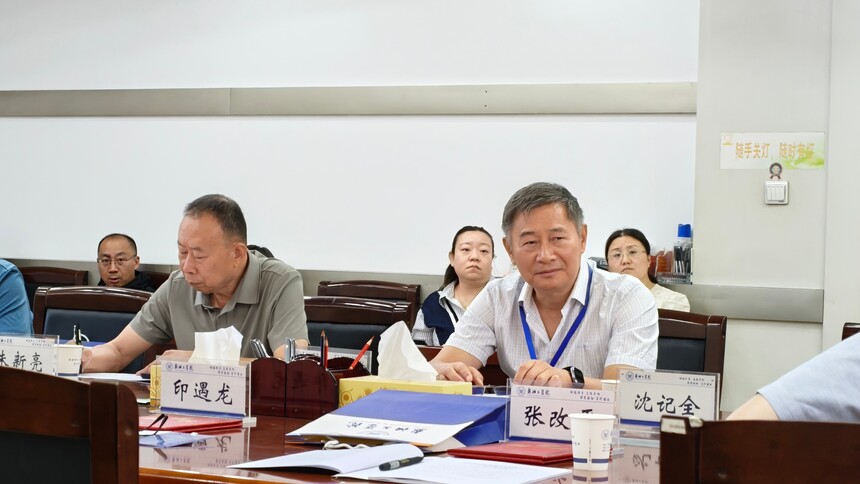 右一：实验室主任祁鲲