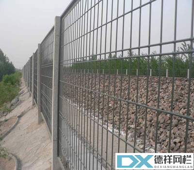 1614235629788677.jpg 铁路护栏网3_副本.jpg