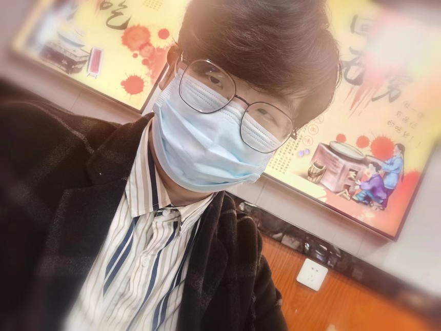 万建君,笔名璇烟,四川南充人,西安外国语大学2020级会计专业学生,从九