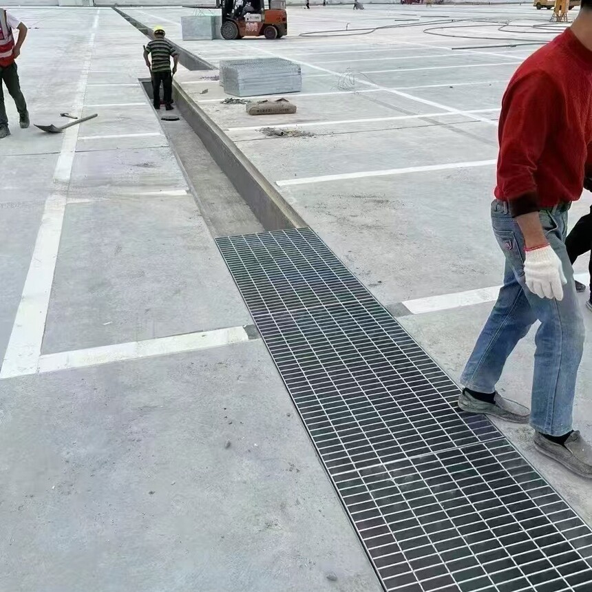 《化工厂地面总被腐蚀?钢格板解决方案,省下50%维护成本!》 在化工生产环境中,地面腐蚀一直是困扰企业的痛点问题。传统的水泥、环氧地坪等材料在强酸、强碱、有机溶剂和高温高湿的长期侵蚀下,往往在1-2年内就会出现开裂、粉化、剥落等现象。这不仅影响生产安全,更导致企业每年需要投入大量资金进行维修翻新。而钢格板作为一种新型工业地面材料,正在以卓越的耐腐蚀性能和模块化设计,为化工厂提供了一种长效解决方案。 ### 一、化工地面腐蚀的严峻挑战 根据行业调研数据,化工企业每年因地面腐蚀导致的直接维护成本高达每平方米300-800元。以某大型氯碱企业为例,其5万平方米生产车间采用传统环氧地坪,在氯气、盐酸等介质作用下,平均每18个月就需要全面翻新,单次维护费用超过2000万元。更严重的是,腐蚀破损的地面会形成隐蔽的积液区,成为安全隐患的温床。2023年山东某化工厂就曾因地面腐蚀导致电解液渗漏,最终引发连锁安全事故。 传统解决方案存在明显局限:花岗岩造价高昂且接缝易渗漏;玻璃钢地坪抗冲击性差;不锈钢铺板成本过高且焊接处易成为腐蚀起点。这些材料在应对现代化工生产中的混合介质腐蚀时,往往顾此失彼。特别是近年来化工工艺升级带来的新型有机溶剂、高温高压工况,更对地面材料提出了更严苛的要求。 ### 二、钢格板的革命性突破 热浸镀锌钢格板通过三重防护体系实现质的飞跃:首先,基材采用含铜耐候钢(如ASTM A1011 CS Type B),其耐蚀性比普通碳钢提升3倍;其次,经过430℃高温锌浴处理,形成80μm以上的合金镀层,经测试在pH值2-12的环境中寿命达15年以上;最后,创新的树脂砂涂层技术可额外提供耐氢氟酸等特殊防护。这种"金属基体+合金镀层+功能涂层"的复合防护结构,使产品在宁波镇海炼化的实际应用中,经受住了98%浓硫酸的长期考验。 模块化设计带来维护革命。标准尺寸的钢格板(常用1m×2.2m)通过专用夹具实现无损拆装,局部损坏只需更换单块板件,维护效率提升70%以上。江苏扬农化工的案例显示,其农药车间采用钢格板后,年度维护时间从原来的45天缩短至5天,且90%的维护工作可由普通工人完成。更关键的是,格栅结构的通透性彻底解决了积液难题,配合3%-5%的预设坡度,液体可快速排至收集系统。 ### 三、全生命周期成本优势 从投资回报角度看,虽然钢格板初期投资较环氧地坪高约30%(约450元/㎡对比350元/㎡),但15年使用周期的总成本可降低50%以上。这个结论来自上海华谊集团的对比试验:传统地坪组15年需进行8-10次大修,总成本达2800元/㎡;而钢格板组仅需3次局部更换,总成本控制在1200元/㎡以内。若考虑减少停产损失和安全事故带来的隐性收益,经济优势更加明显。 安装工艺的革新进一步降低成本。新型弹性固定系统允许±5mm的基础沉降补偿,对基层平整度要求降低,使得旧厂改造时可直接铺装在原破损地面上,节省30%以上的基层处理费用。浙江龙盛集团的改造项目证实,2万平方米车间采用该方案后,施工周期从传统的60天压缩至18天。 ### 四、选型应用的技术要点 针对不同腐蚀环境需采用差异化方案:对于氯碱行业推荐使用255g/㎡锌层厚度的重型格栅;制药企业宜选择加装聚氨酯防滑层的版本;而电解车间则需特别关注格栅与铜排之间的绝缘处理。值得注意的是,在含氟介质的场景中,需要配合PVDF涂层才能达到理想效果,这在多氟多新材料股份的实际应用中已得到验证。 维护保养形成标准化流程:日常只需每周高压水枪冲洗,每季度检查紧固件扭矩(应保持35-40N·m),每年进行锌层厚度检测(剩余厚度不应小于50μm)。山东海化集团的维保记录显示,严格执行该流程的钢格板使用12年后,性能仍保持新品的85%以上。 ### 五、行业应用的未来展望 随着双相不锈钢格栅(如2205材质)成本的逐步降低,以及FRP复合格栅新工艺的成熟,未来化工地面解决方案将呈现多元化发展。智能监测技术的引入更值得期待,目前已有企业试点在格栅内部嵌入腐蚀传感器,实时传输数据至中控系统。万华化学在烟台工业园的示范项目显示,这种预测性维护系统可将突发维修事件减少90%。 从可持续发展角度看,钢格板95%的材料可回收利用,碳足迹较传统方案降低40%以上。这与化工行业绿色转型战略高度契合,预计到2028年,我国化工领域钢格板渗透率将从目前的15%提升至35%,形成超百亿规模的专业市场。 结语:面对化工地面腐蚀这个世界性难题,钢格板以其技术创新和经济效益的双重优势,正在重塑行业标准。它不仅是材料科学的进步,更是工业运维理念的升级——从被动维修转向主动防护,从整体更换进化到精准维护。对于追求高质量发展的化工企业而言,这不仅是成本优化方案,更是构建本质安全型工厂的战略选择。 #钢格板 #钢格板厂家 #平台钢格板 #热镀锌钢格板 #热浸锌钢格板 #热镀锌钢格栅板 #沟盖板 #排水沟盖板 #集水坑沟盖板 #积水坑盖板 #不锈钢格栅盖板 #雨水篦子 #钢格栅盖板 #地库沟盖板 #热镀锌扁钢篦子.jpg 《化工厂地面总被腐蚀?钢格板解决方案,省下50%维护成本!》 在化工生产环境中,地面腐蚀一直是困扰企业的痛点问题。传统的水泥、环氧地坪等材料在强酸、强碱、有机溶剂和高温高湿的长期侵蚀下,往往在1-2年内就会出现开裂、粉化、剥落等现象。这不仅影响生产安全,更导致企业每年需要投入大量资金进行维修翻新。而钢格板作为一种新型工业地面材料,正在以卓越的耐腐蚀性能和模块化设计,为化工厂提供了一种长效解决方案。 ### 一、化工地面腐蚀的严峻挑战 根据行业调研数据,化工企业每年因地面腐蚀导致的直接维护成本高达每平方米300-800元。以某大型氯碱企业为例,其5万平方米生产车间采用传统环氧地坪,在氯气、盐酸等介质作用下,平均每18个月就需要全面翻新,单次维护费用超过2000万元。更严重的是,腐蚀破损的地面会形成隐蔽的积液区,成为安全隐患的温床。2023年山东某化工厂就曾因地面腐蚀导致电解液渗漏,最终引发连锁安全事故。 传统解决方案存在明显局限:花岗岩造价高昂且接缝易渗漏;玻璃钢地坪抗冲击性差;不锈钢铺板成本过高且焊接处易成为腐蚀起点。这些材料在应对现代化工生产中的混合介质腐蚀时,往往顾此失彼。特别是近年来化工工艺升级带来的新型有机溶剂、高温高压工况,更对地面材料提出了更严苛的要求。 ### 二、钢格板的革命性突破 热浸镀锌钢格板通过三重防护体系实现质的飞跃:首先,基材采用含铜耐候钢(如ASTM A1011 CS Type B),其耐蚀性比普通碳钢提升3倍;其次,经过430℃高温锌浴处理,形成80μm以上的合金镀层,经测试在pH值2-12的环境中寿命达15年以上;最后,创新的树脂砂涂层技术可额外提供耐氢氟酸等特殊防护。这种"金属基体+合金镀层+功能涂层"的复合防护结构,使产品在宁波镇海炼化的实际应用中,经受住了98%浓硫酸的长期考验。 模块化设计带来维护革命。标准尺寸的钢格板(常用1m×2.2m)通过专用夹具实现无损拆装,局部损坏只需更换单块板件,维护效率提升70%以上。江苏扬农化工的案例显示,其农药车间采用钢格板后,年度维护时间从原来的45天缩短至5天,且90%的维护工作可由普通工人完成。更关键的是,格栅结构的通透性彻底解决了积液难题,配合3%-5%的预设坡度,液体可快速排至收集系统。 ### 三、全生命周期成本优势 从投资回报角度看,虽然钢格板初期投资较环氧地坪高约30%(约450元/㎡对比350元/㎡),但15年使用周期的总成本可降低50%以上。这个结论来自上海华谊集团的对比试验:传统地坪组15年需进行8-10次大修,总成本达2800元/㎡;而钢格板组仅需3次局部更换,总成本控制在1200元/㎡以内。若考虑减少停产损失和安全事故带来的隐性收益,经济优势更加明显。 安装工艺的革新进一步降低成本。新型弹性固定系统允许±5mm的基础沉降补偿,对基层平整度要求降低,使得旧厂改造时可直接铺装在原破损地面上,节省30%以上的基层处理费用。浙江龙盛集团的改造项目证实,2万平方米车间采用该方案后,施工周期从传统的60天压缩至18天。 ### 四、选型应用的技术要点 针对不同腐蚀环境需采用差异化方案:对于氯碱行业推荐使用255g/㎡锌层厚度的重型格栅;制药企业宜选择加装聚氨酯防滑层的版本;而电解车间则需特别关注格栅与铜排之间的绝缘处理。值得注意的是,在含氟介质的场景中,需要配合PVDF涂层才能达到理想效果,这在多氟多新材料股份的实际应用中已得到验证。 维护保养形成标准化流程:日常只需每周高压水枪冲洗,每季度检查紧固件扭矩(应保持35-40N·m),每年进行锌层厚度检测(剩余厚度不应小于50μm)。山东海化集团的维保记录显示,严格执行该流程的钢格板使用12年后,性能仍保持新品的85%以上。 ### 五、行业应用的未来展望 随着双相不锈钢格栅(如2205材质)成本的逐步降低,以及FRP复合格栅新工艺的成熟,未来化工地面解决方案将呈现多元化发展。智能监测技术的引入更值得期待,目前已有企业试点在格栅内部嵌入腐蚀传感器,实时传输数据至中控系统。万华化学在烟台工业园的示范项目显示,这种预测性维护系统可将突发维修事件减少90%。 从可持续发展角度看,钢格板95%的材料可回收利用,碳足迹较传统方案降低40%以上。这与化工行业绿色转型战略高度契合,预计到2028年,我国化工领域钢格板渗透率将从目前的15%提升至35%,形成超百亿规模的专业市场。 结语:面对化工地面腐蚀这个世界性难题,钢格板以其技术创新和经济效益的双重优势,正在重塑行业标准。它不仅是材料科学的进步,更是工业运维理念的升级——从被动维修转向主动防护,从整体更换进化到精准维护。对于追求高质量发展的化工企业而言,这不仅是成本优化方案,更是构建本质安全型工厂的战略选择。 #钢格板 #钢格板厂家 #平台钢格板 #热镀锌钢格板 #热浸锌钢格板 #热镀锌钢格栅板 #沟盖板 #排水沟盖板 #集水坑沟盖板 #积水坑盖板 #不锈钢格栅盖板 #雨水篦子 #钢格栅盖板 #地库沟盖板 #热镀锌扁钢篦子.jpg