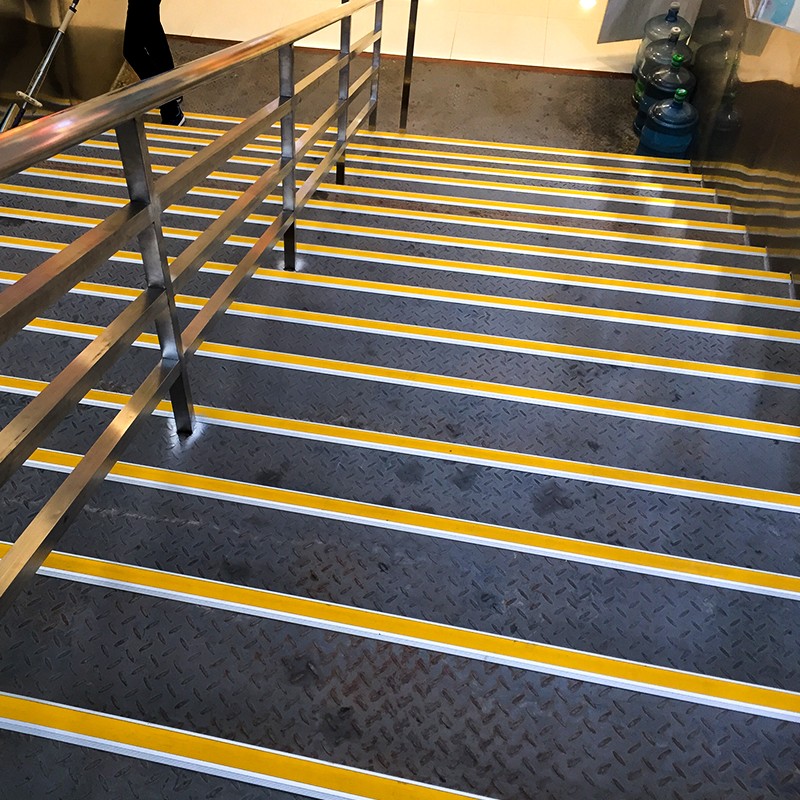 大理石樓梯防滑條,樓梯防滑條廠家,樓梯防滑條鋁合金防滑條.jpg 大理石樓梯防滑條,樓梯防滑條廠家,樓梯防滑條鋁合金防滑條.jpg