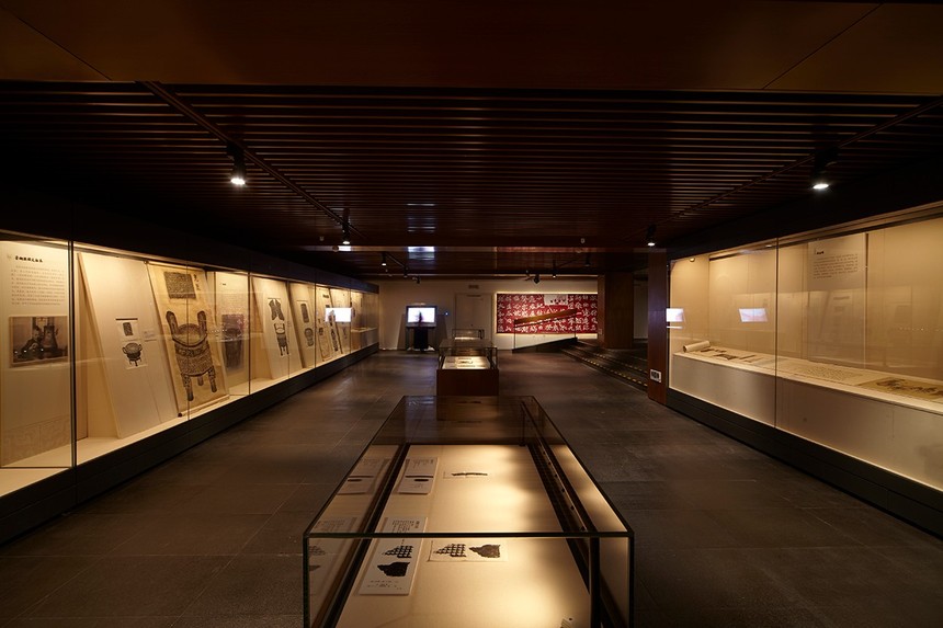 博物馆展柜.jpg