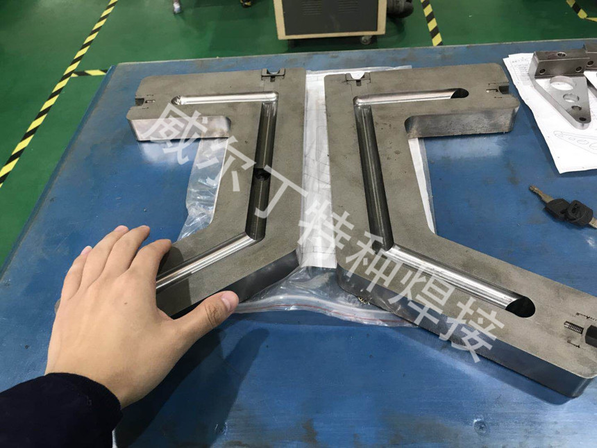 ģF
