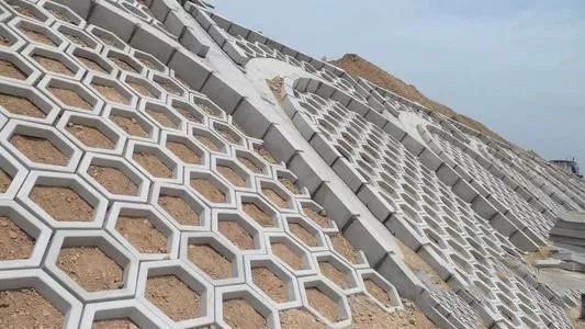 通过机械加压喷射到边坡坡面而完成植草施工