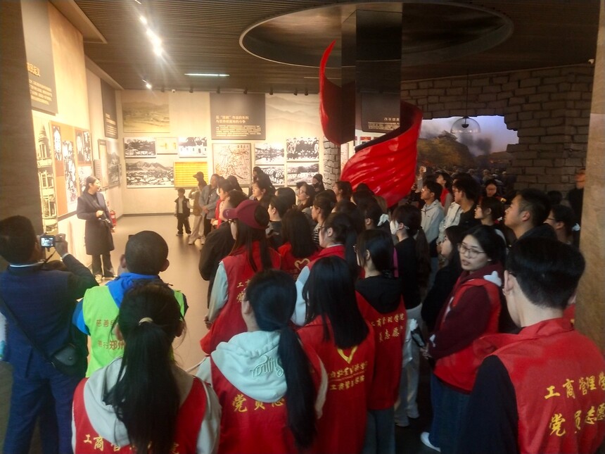 �����������廳�������ҡ����к�ɫ���� ������������֮��������ɨ� ...